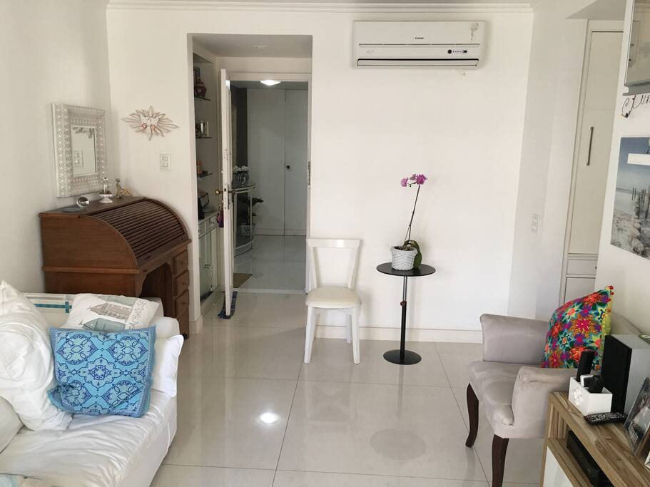 Sala e vão de entrada com prateleiras e armário para sapatos, escrivaninha "esteirinha", AC Consul 18mil BTUs.