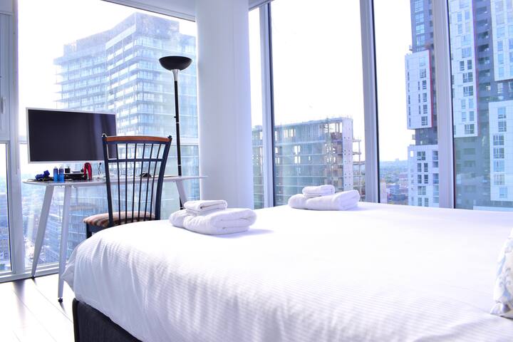 Bright, Central, Spacious Condo – Heart of Toronto gallery image 3