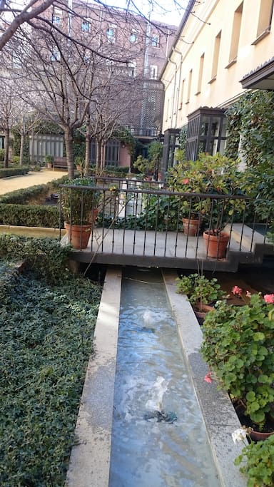 Fuentes del patio ajardinado