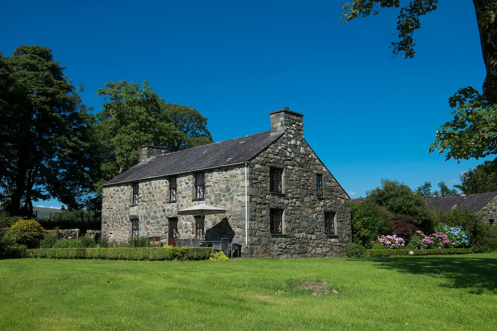 Surrounded by lawned gardens and woodlands you enjoy total seclusion.