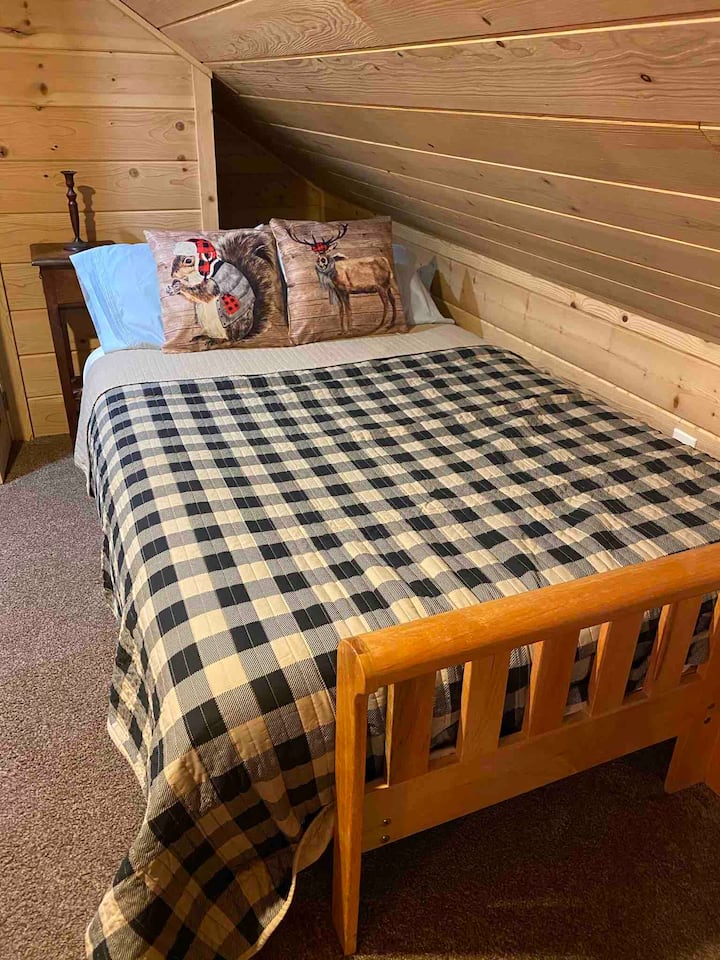 למעלה יש אזור גדול שיכול להכיל הרבה אנשים עם שינה. הפוטון הזה מתקפל למיטה בגודל מלא. מאחורי דלתות המתכת נמצאת חצי אמבטיה.