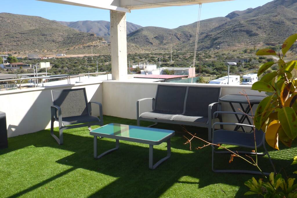 Sofá y sillones para aperitivo al Sol o a la sobra del gran toldo.
