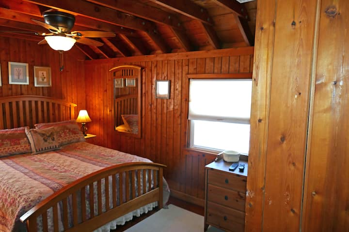 إطلالة أخرى على غرفة النوم الرئيسية بسرير بحجم كبير