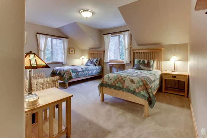 The upstairs "Sol Duc" room is outfitted with two twin beds