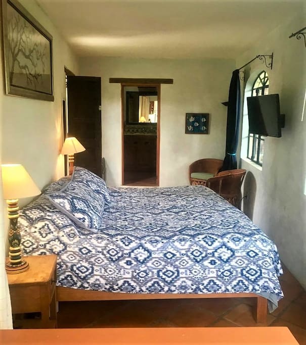 cama queen que da a ventanales