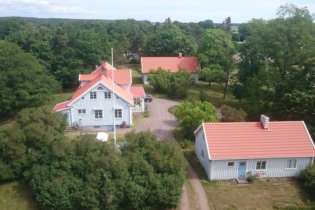 Översiktsbild. Stugan nere till höger är södra flygeln.
