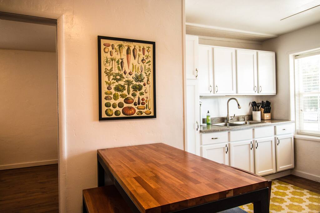 BAR HEIGHT TABLE/FULL KITCHEN