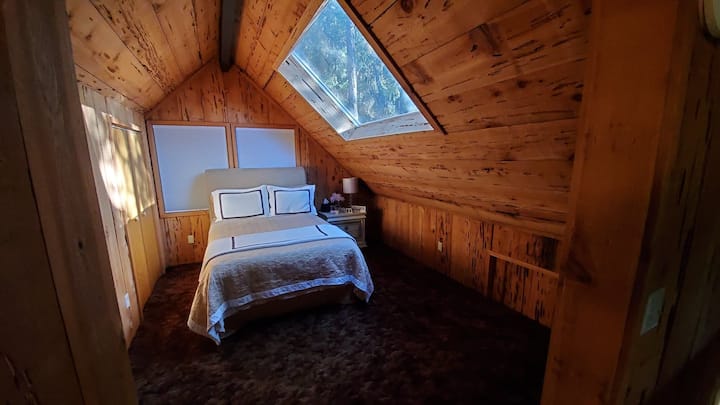 Loft muy privado con cama de tamaño completo, armario y baño privado.