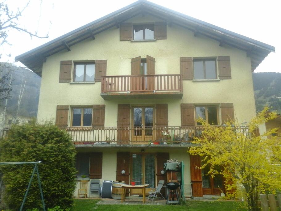 La maison vue du terrain au sud. La fenètre du haut est celle du séjour- cuisine de notre appartement