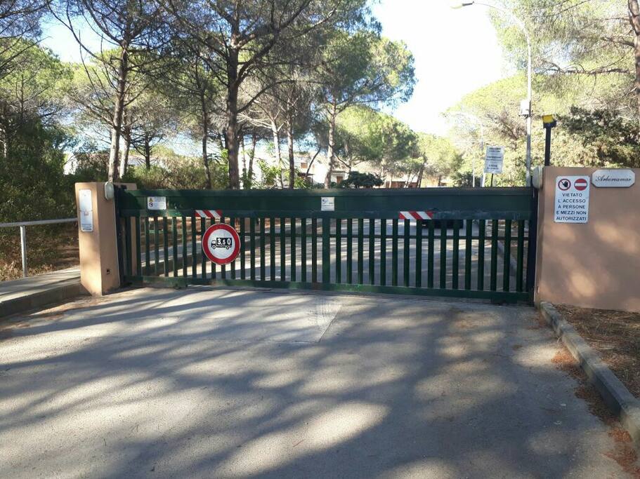 il cancello all'ingresso funzionante solo tramite badge
