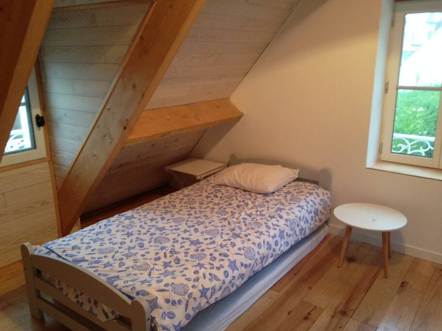 un lit d'appoint dans chambre parent