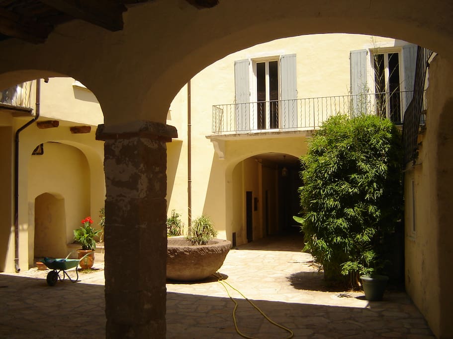 Interior court-yard / Cours intérieur