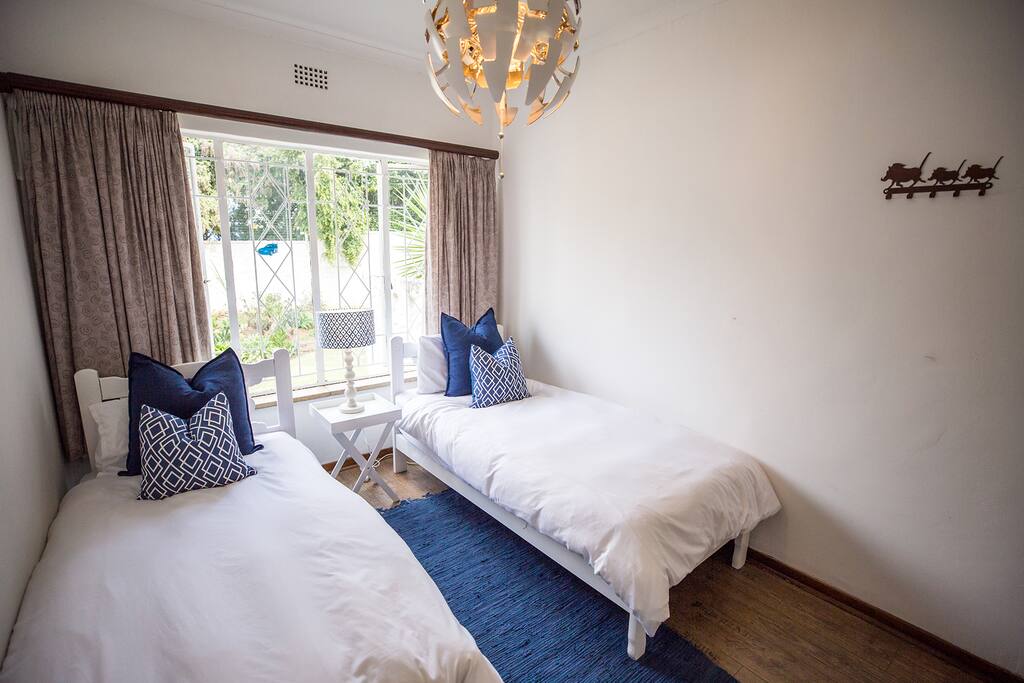 Bedroom with 2 Single Beds and Garden View