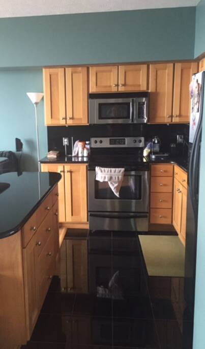 Full Kitchen, modern appliances!
