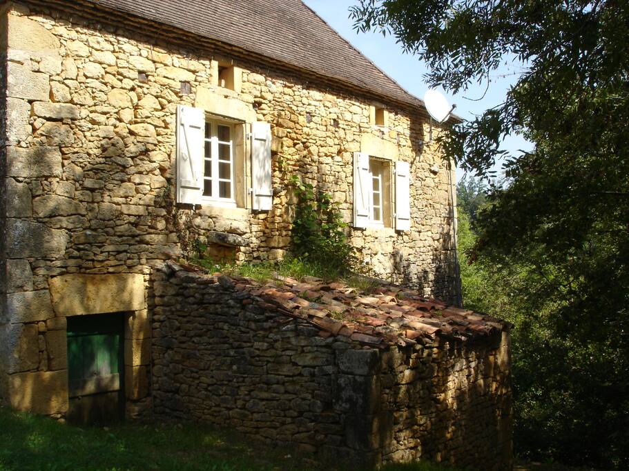 La façade arrière et son ancien four à pain