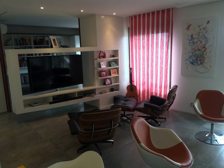 Wide Living Room with Flat Screen TV/ Sala ampla com TV