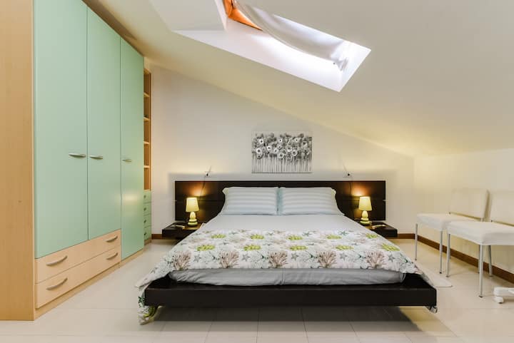 Dvokrevetna soba s bračnim krevetom i