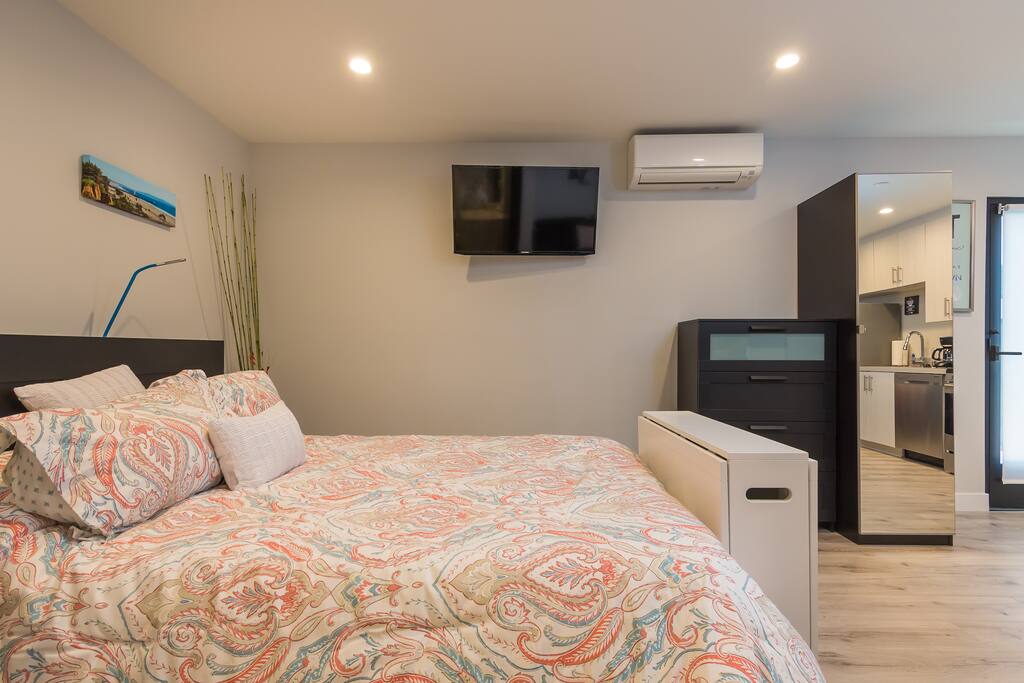 Queen bed, TV, internet and full kitchen.
