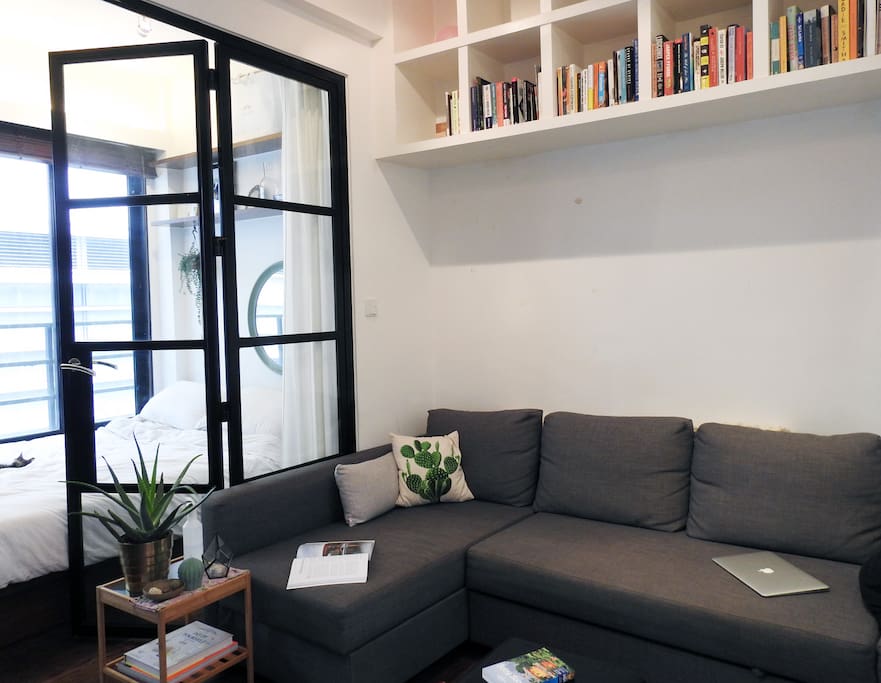 The L-shaped sofa folds out in to a spacious bed. Enjoy the books and magazines!