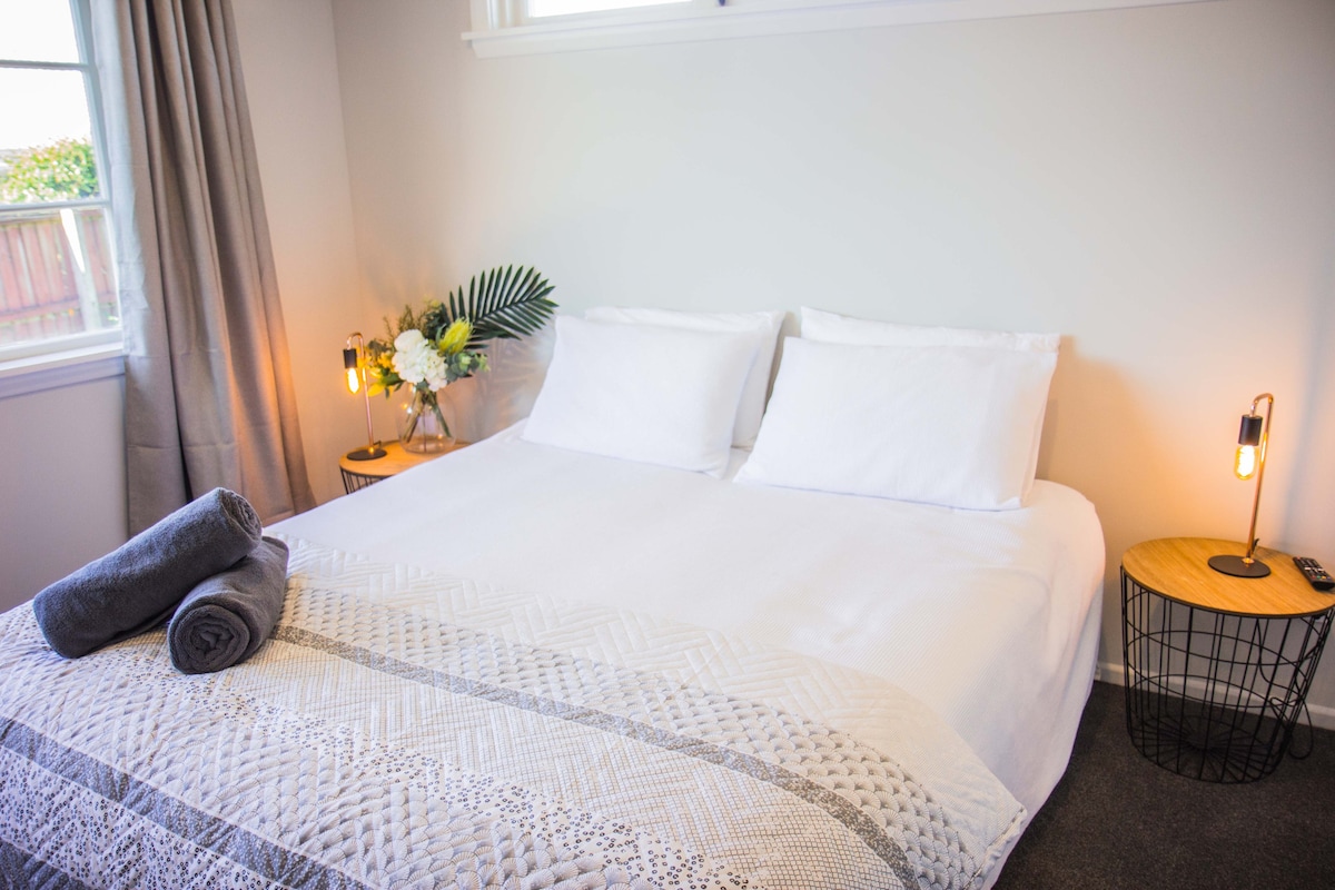 Spálňa 1.
Veľká manželská posteľ, elektrická prikrývka, inteligentná televízia, šatníková skriňa, stojan na batožinu.