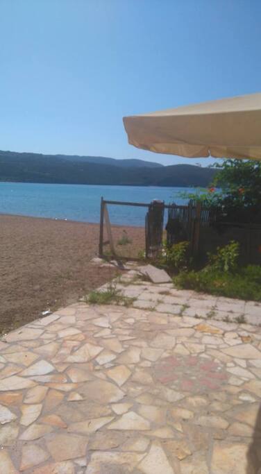 ΑΥΛΗ ΕΞΩ ΑΠΟ ΤΑ ΔΩΜΑΤΙΑ