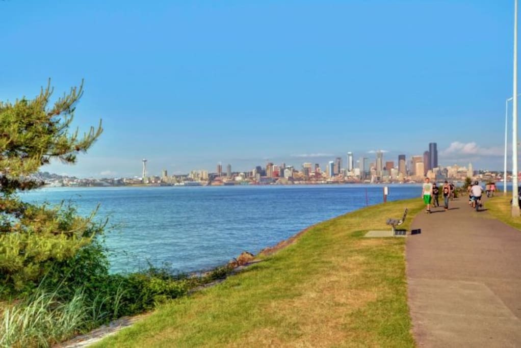 1 block from Alki beach