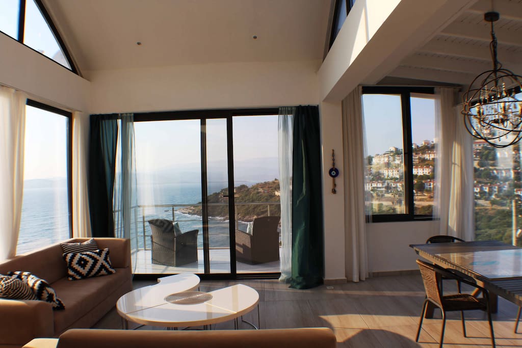 LIVING ROOM WITH WALLS OF GLASS