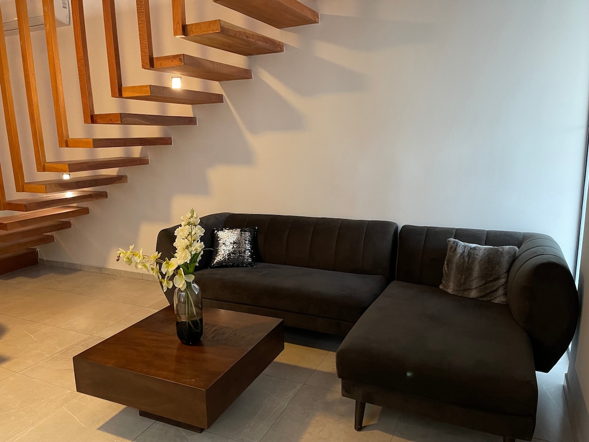 Anuncio de Airbnb popular: Casa Makena W/Roof & Jacuzzi @Temozón Fast WIFI en Fraccionamiento Residencial Andalucía