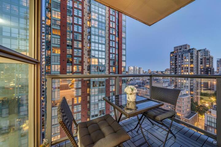 In the ❤ of Yaletown 2Bdrm/2Bath . Pool Sauna Gym gallery image 3