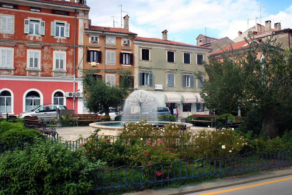 The building where the studio is located is near park