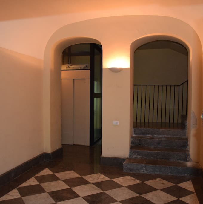 Atrio interno con ascensore.