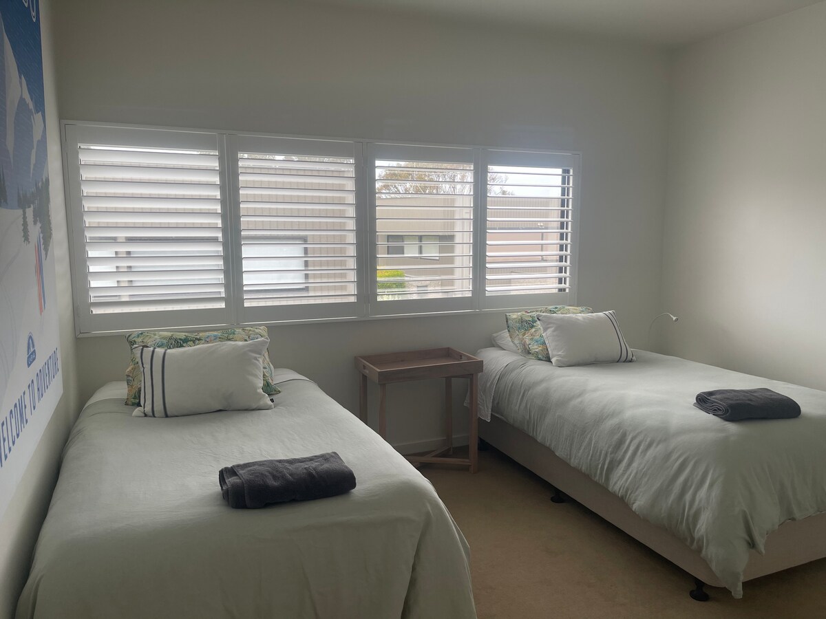 Krevate tek king 
Dhoma e gjumit 2 lart