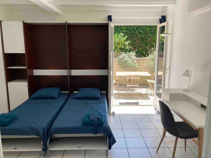 La oficina está situada en el segundo dormitorio pasante abierto a la sala de estar y al jardín trasero. Las 2 camas plegables de 1m80 x 0,80 se pueden escamotear. 
 La habitación se cierra por puertas de galandaje.
El pequeño escritorio en el segundo dormitorio.