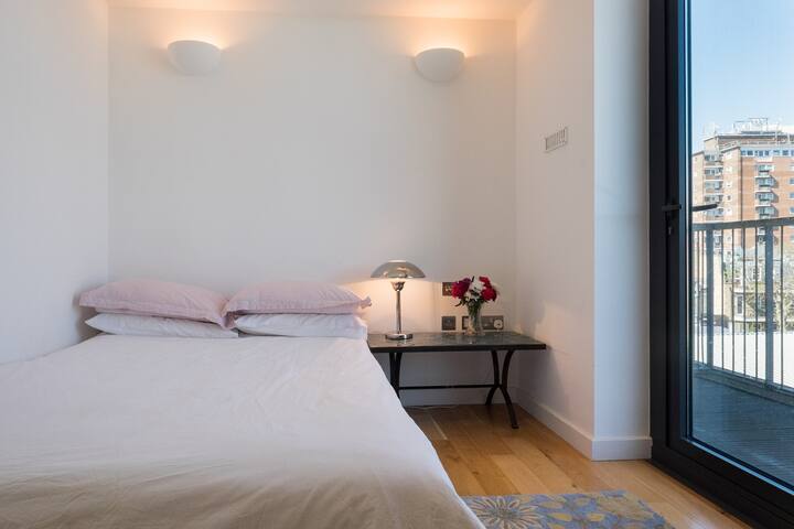 Penthouse w/ views of the London Eye – 2BR 2BR gallery image 5