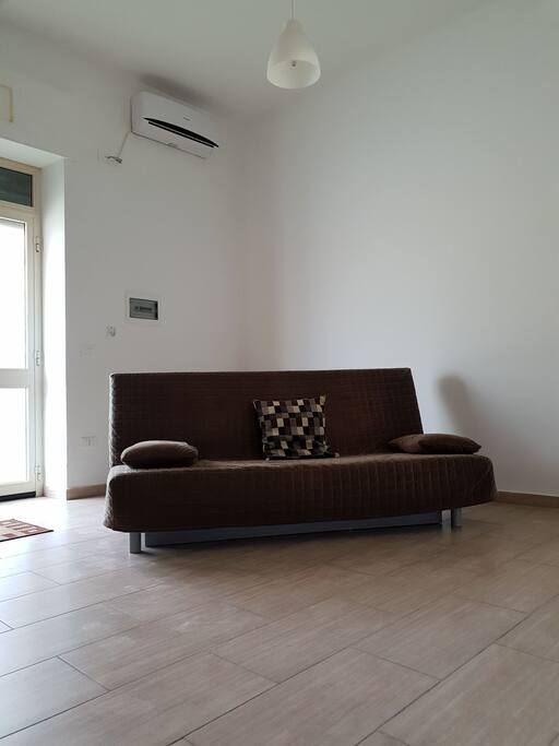 climatizzatore e divano letto comodo per il terzo e quarto ospite!