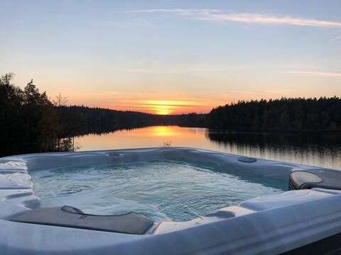 Lovely cottage with stunning lake view and HotTub