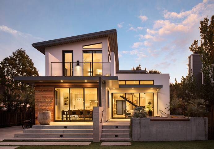 Stunning 5BR/4BA modern home, close to downtown