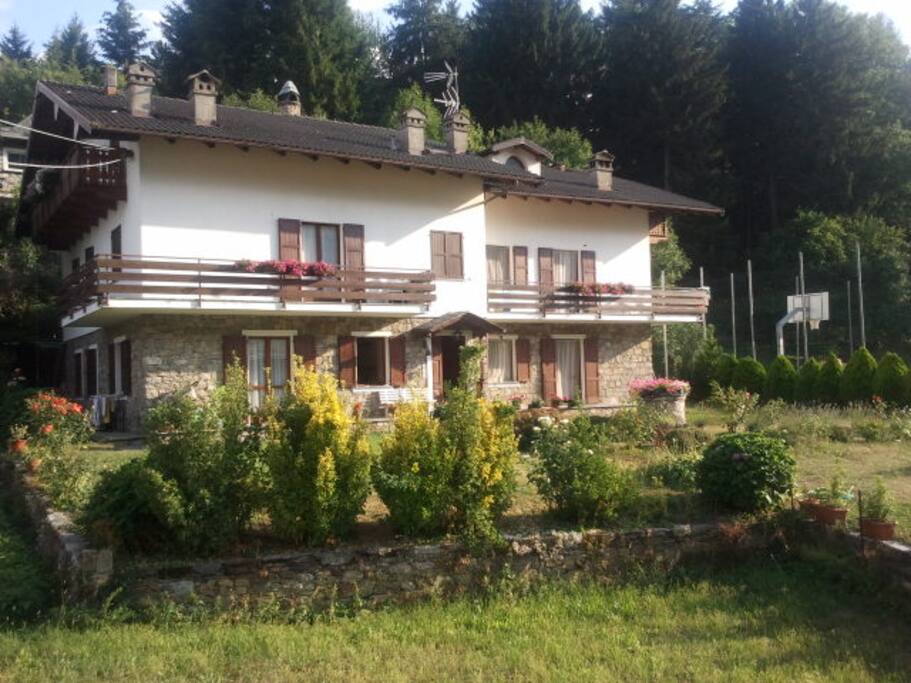 la casa è in centro paese ma immersa nel verde