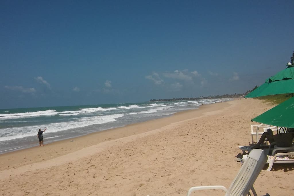 Playa con sombrilla y sillas