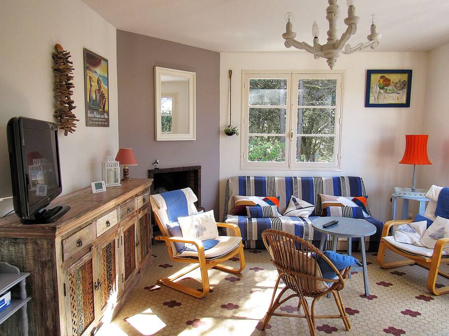 le salon ouvert sur la terrasse avec sa belle déco