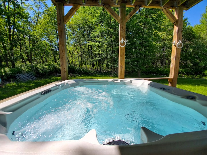 Modern Poconos home HOT TUB Firepit Game Room Houses for Rent in