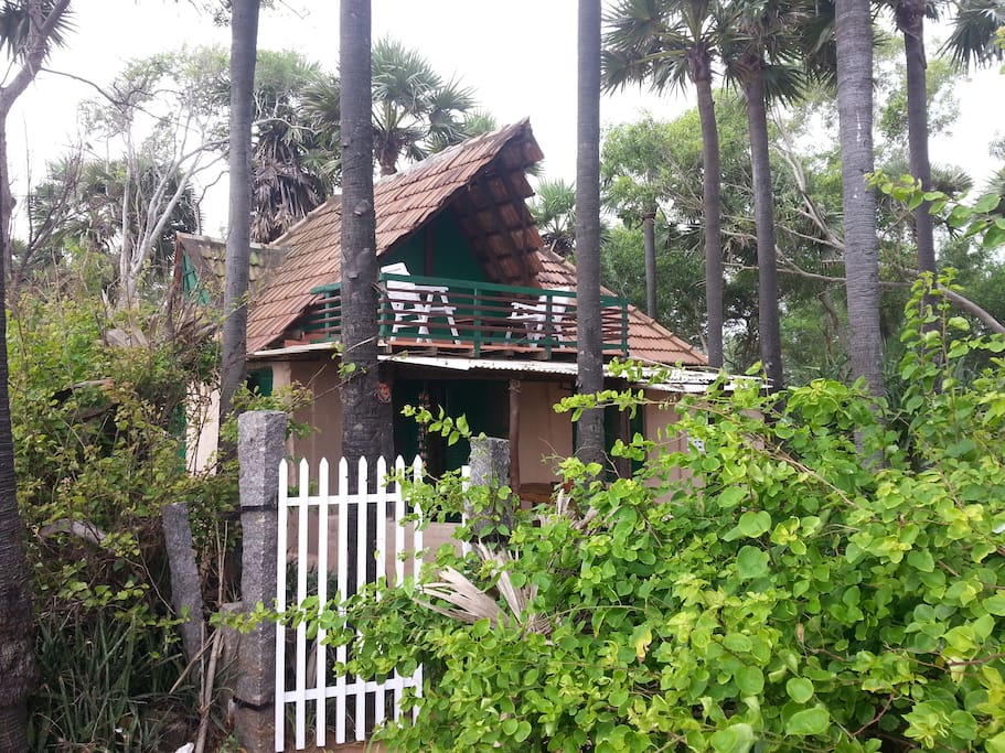 1 The cottage entry next to the beach