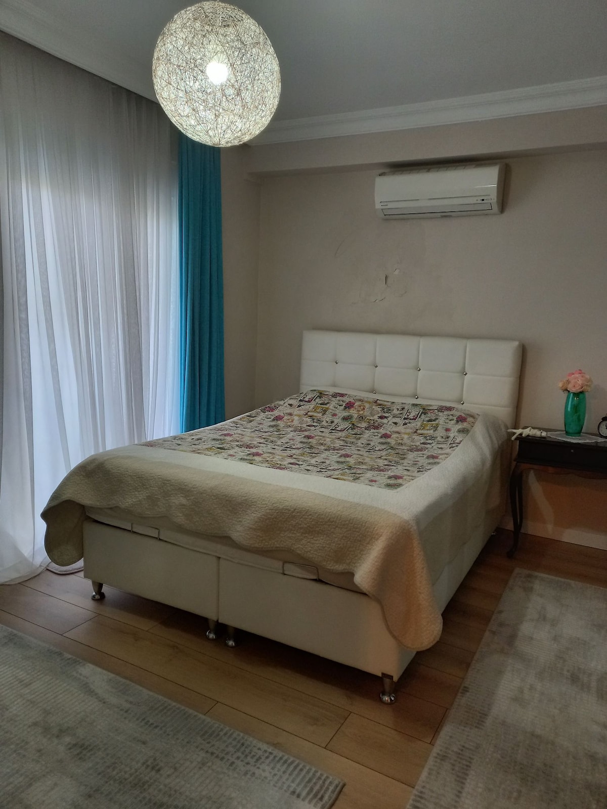 Amplio dormitorio con cómoda cama. Se puede hacer la cama de bebé si es necesario 