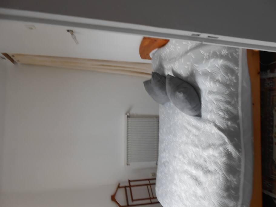 chambre avec lit double et penderie