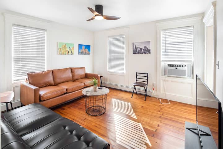 Urban Art History Apt- 1st Flr 2-bed- Free Parking - Providence, RI