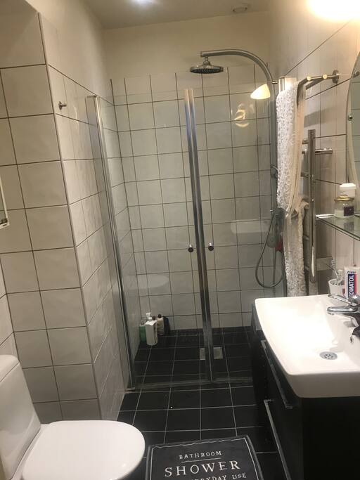 Toalett med dusch