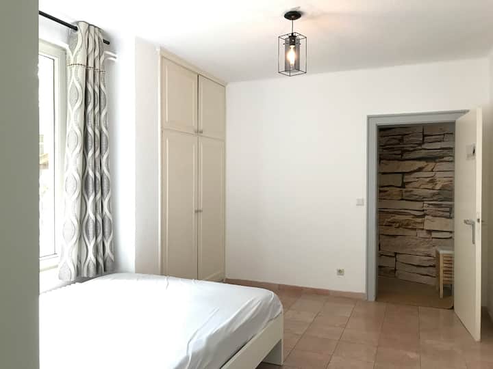 Schlafzimmer /соба за спиење