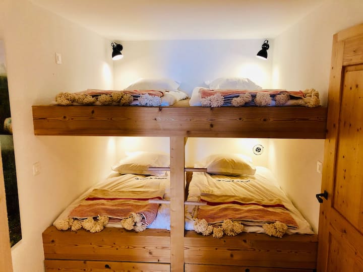 4 kreveta na kat u dječjoj sobi (dva donja kreveta mogu se pretvoriti u bračni krevet za jednu osobu).