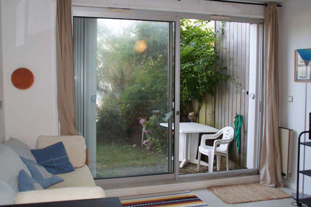 Vue sur jardinet de 18 m²