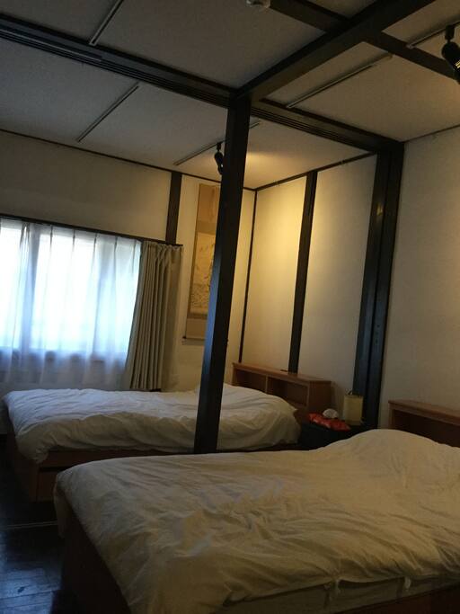 ★2F部屋様子
4名様までの場合は1Fと2F がご利用いただけます。
(1~4 persons reservation could be use 1F and 2 F)
ダブルベットx2台・シングル布団x1台
(Double Bedx2・Single Futonx1)